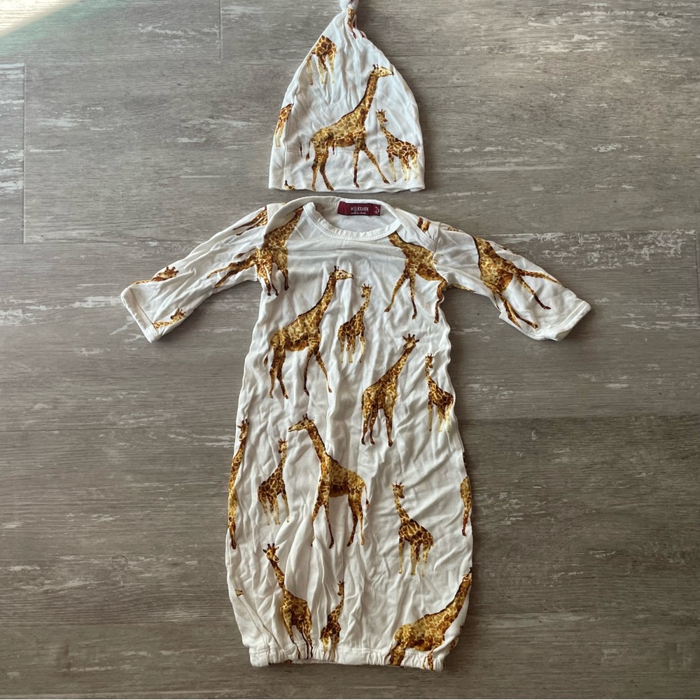 NWOT 0-3m Milkbarn Bamboo Giraffe Gown and Hat Set